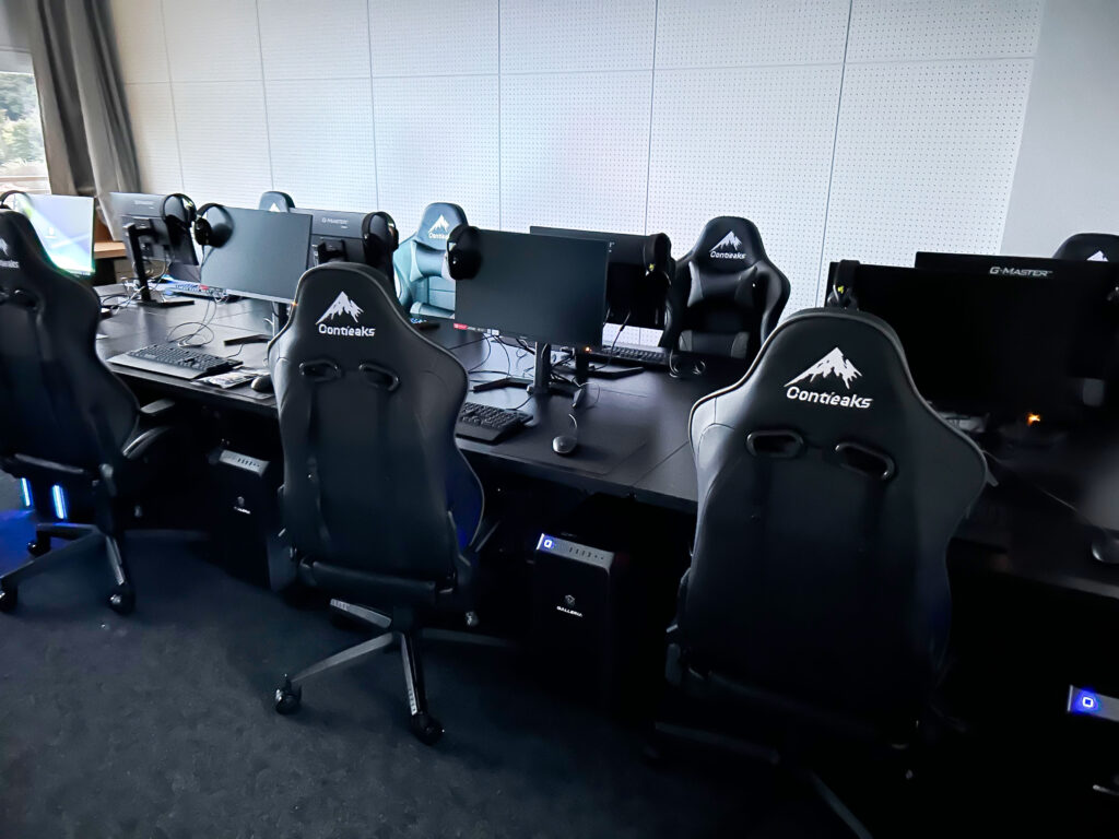 ▼機材導入▼コワーキングスペース「サトヤマデスク」esports Roomにて周辺機材の導入をしております。